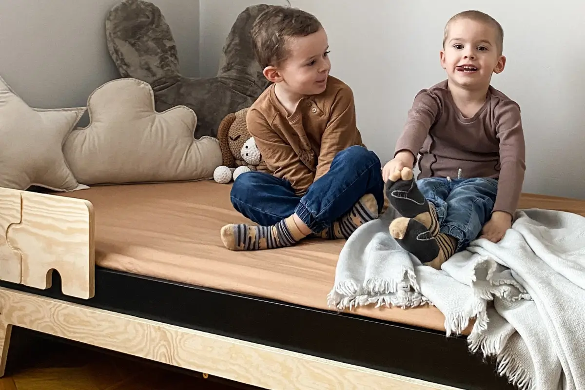 Łóżko pojedyncze dla dzieci z barierką i stelażem PUZZLE BR1 Montessori Drewniane